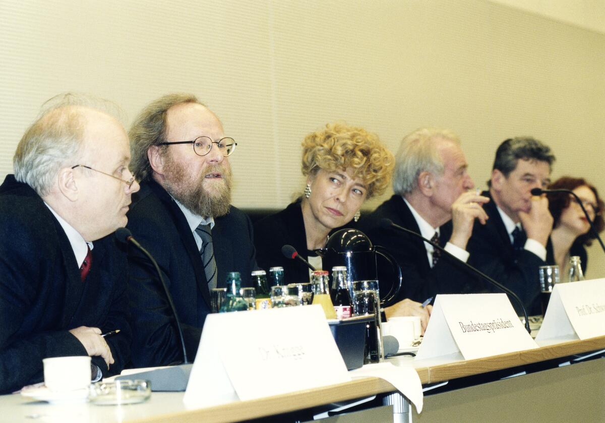 Thierse, Wolfgang; Schwan, Gesine; Rau, Johannes Jugendbegegnung auf Einladung des Deutschen Bundestages zum Gedenktag für die Opfer des Nationalsozialismus.; Bundestagspräsident Wolfgang Thierse, SPD, MdB, die Präsidentin der Europa-Universität Viadrina Frankfurt (Oder), Gesine Schwan und Bundespräsident Johannes Rau, SPD, beim Gesprächsforum "Was lehrt uns die Geschichte - Wie können wir heute Fremdenfeindlichkeit, Rassismus uns Antisemitismus entgegentreffen?" im CDU/CSU- Fraktionssaal.; Bundestagsabgeordnete, Abgeordnete, Präsident, Diskussion, diskutieren