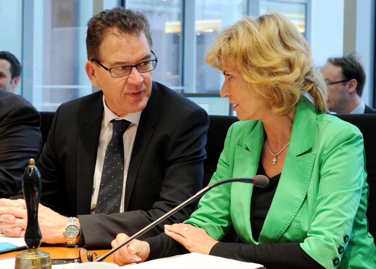 Wöhrl, Dagmar G.; Müller, Gerd Dr. Gerd Müller, Bundesminister für wirtschaftliche Zusammenarbeit und Entwicklung, CDU/CSU, ist im gleichnamigem Ausschuss des Deutschen Bundestages zu Gast. Dagmar Wöhrl, CDU/CSU, Vorsitzende des Ausschusses, leitet die Sitzung.
