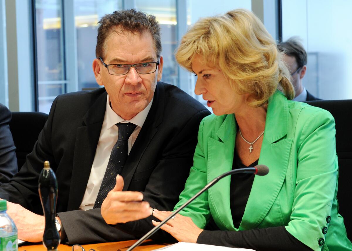 Dr. Gerd Müller, Bundesminister für wirtschaftliche Zusammenarbeit und Entwicklung, CDU/CSU, ist im gleichnamigem Ausschuss des Deutschen Bundestages zu Gast. Dagmar Wöhrl, CDU/CSU, Vorsitzende des Ausschusses, leitet die Sitzung. Wöhrl, Dagmar G.; Müller, Gerd Dr. Gerd Müller, Bundesminister für wirtschaftliche Zusammenarbeit und Entwicklung, CDU/CSU, ist im gleichnamigem Ausschuss des Deutschen Bundestages zu Gast. Dagmar Wöhrl, CDU/CSU, Vorsitzende des Ausschusses, leitet die Sitzung.