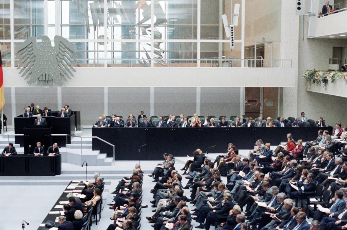  Am 4. Oktober 1990 tritt der Deutsche Bundestag zur ersten gesamtdeutschen Sitzung nach der Wiedervereinigung im Reichstagsgebäude zusammen.; Plenarsitzung, Wiedervereinigung, Abgeordnete, Bundestagsabgeordnete