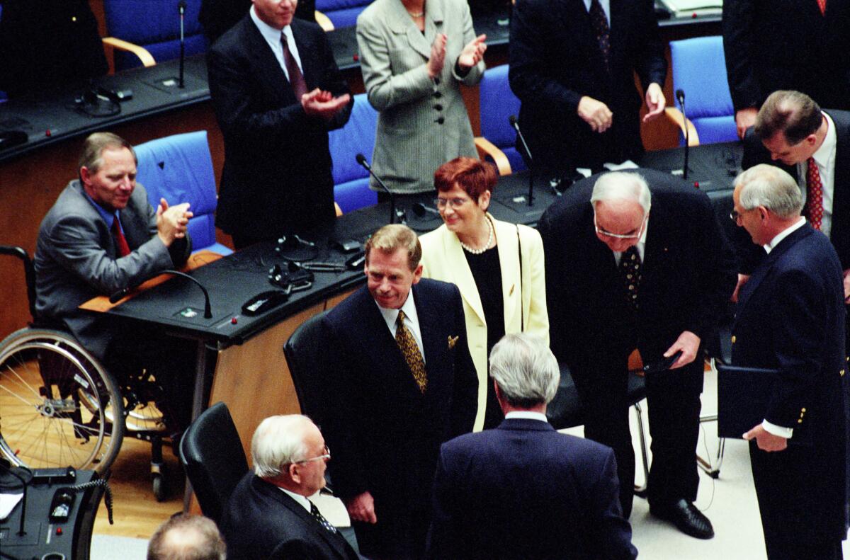 Havel, Vaclav; Süssmuth, Rita; Kohl, Helmut; Schäuble, Wolfgang Vaclac Havel, der erste Staatspräsident der Tschechischen Republik, zu Besuch im Deutschen Bundestag auf Einladung der Bundestagspräsidentin Prof. Dr. Rita Süssmuth, CDU/CSU, MdB am 24. April 1997.; Hier: Vaclav Havel (mitte) wird mit Beifall der Abgeordneten im Plenarsaal empfangen. Dahinter (v.l.n.r.): Fraktionsvorsitzender Wolfgang Schäuble, CDU/CSU, MdB, Bundestagspräsidentin Prof. Dr. Rita Süssmuth, CDU/CSU, MdB, und Bundeskanzler Helmut Kohl, CDU/CSU, MdB.; Präsident, Präsidentin, Bundeskanzler, Abgeordnete, Bundestagsabgeordnete, Empfang, Begrüßung, empfangen, begrüßen, Applaus, Beifall, klatschen, applaudieren