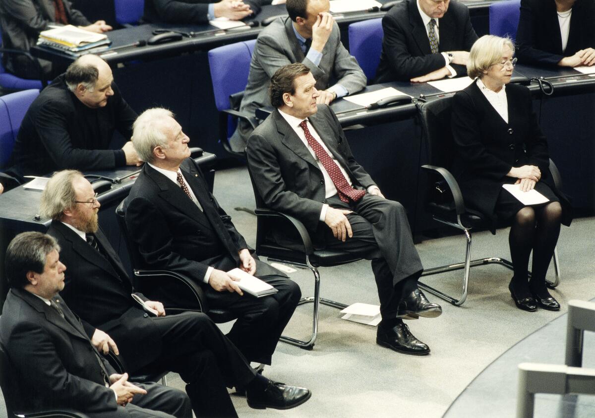 Beck, Kurt; Thierse, Wolfgang; Rau, Johannes; Schröder, Gerhard; Limbach, Jutta Jugendbegegnung auf Einladung des Deutschen Bundestages zum Gedenktag für die Opfer des Nationalsozialismus. Gedenkstunde im Deutschen Bundestag. Hier (1. Reihe v.l.n.r.): Bundesratspräsident Kurt Beck, SPD, MdB, Bundestagspräsident Wolfgang Thierse, SPD, MdB, Bundespräsident Johannes Rau, SPD, Bundeskanzler Gerhard Schröder, SPD, MdB, und Präsidentin des Bundesverfassungsgerichts Jutta Limbach.; Bundestagsabgeordnete, Abgeordnete, Präsident, Kanzler