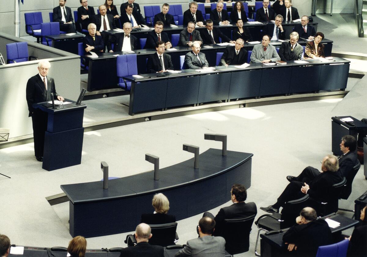 Rau, Johannes Jugendbegegnung auf Einladung des Deutschen Bundestages zum Gedenktag für die Opfer des Nationalsozialismus. Gedenkstunde im Deutschen Bundestag. Hier: Bundespräsident Johannes Rau, SPD, hält eine Rede.; Rednerpult, Bundestagsabgeordnete, Abgeordnete, Bundesrat