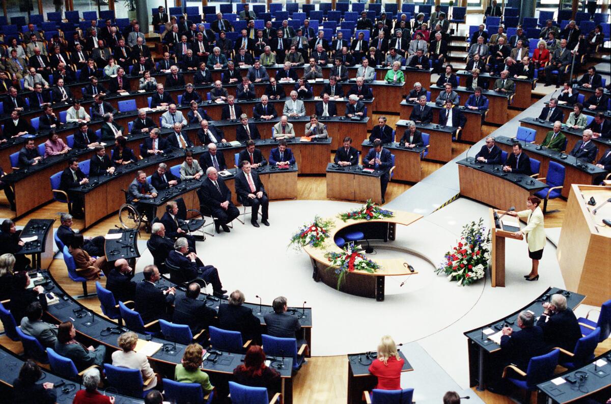 Süssmuth, Rita Vaclav Havel, der erste Staatspräsident der Tschechischen Republik, zu Besuch im Deutschen Bundestag auf Einladung der Bundestagspräsidentin Prof. Dr. Rita Süssmuth, CDU/CSU, MdB am 24. April 1997.; Hier: Bundestagspräsidentin Prof. Dr. Rita Süssmuth, CDU/CSU, MdB, hält eine Ansprache. Blick in den Plenarsaal.; Präsidentin, Abgeordnete, Bundestagsabgeordnete, Redner, Rednerpult, Rede
