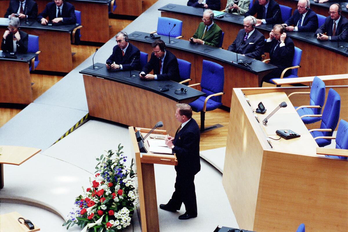 Vaclav Havel, der erste Staatspräsident der Tschechischen Republik, zu Besuch im Deutschen Bundestag auf Einladung der Bundestagspräsidentin Prof. Dr. Rita Süssmuth, CDU/CSU, MdB am 24. April 1997.; Hier: Der Staatspräsident Tschechiens Vaclav Havel hält seine Rede im Deutschen Bundestag. Blick auf die Regierungsbank.; Präsident, Abgeordnete, Bundestagsabgeordnete, Minister, Bundesminister, Regierung, Redner, Rednerpult Havel, Vaclav Vaclav Havel, der erste Staatspräsident der Tschechischen Republik, zu Besuch im Deutschen Bundestag auf Einladung der Bundestagspräsidentin Prof. Dr. Rita Süssmuth, CDU/CSU, MdB am 24. April 1997.; Hier: Der Staatspräsident Tschechiens Vaclav Havel hält seine Rede im Deutschen Bundestag. Blick auf die Regierungsbank.; Präsident, Abgeordnete, Bundestagsabgeordnete, Minister, Bundesminister, Regierung, Redner, Rednerpult