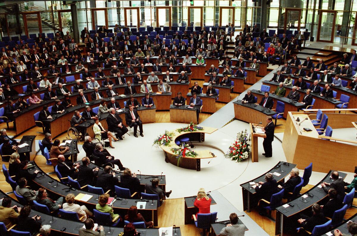 Vaclav Havel, der erste Staatspräsident der Tschechischen Republik, zu Besuch im Deutschen Bundestag auf Einladung der Bundestagspräsidentin Prof. Dr. Rita Süssmuth, CDU/CSU, MdB am 24. April 1997.; Hier: Der Staatspräsident Tschechiens Vaclav Havel hält seine Rede im Deutschen Bundestag. Blick in den Plenarsaal.; Präsident, Abgeordnete, Bundestagsabgeordnete, Redner, Rednerpult Havel, Vaclav Vaclav Havel, der erste Staatspräsident der Tschechischen Republik, zu Besuch im Deutschen Bundestag auf Einladung der Bundestagspräsidentin Prof. Dr. Rita Süssmuth, CDU/CSU, MdB am 24. April 1997.; Hier: Der Staatspräsident Tschechiens Vaclav Havel hält seine Rede im Deutschen Bundestag. Blick in den Plenarsaal.; Präsident, Abgeordnete, Bundestagsabgeordnete, Redner, Rednerpult