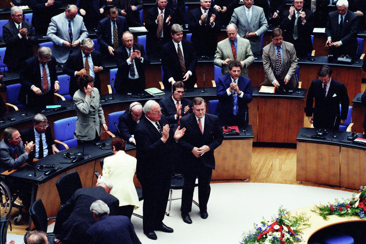 Vaclav Havel, der erste Staatspräsident der Tschechischen Republik, zu Besuch im Deutschen Bundestag auf Einladung der Bundestagspräsidentin Prof. Dr. Rita Süssmuth, CDU/CSU, MdB am 24. April 1997.; Hier: Bundeskanzler Helmut Kohl, CDU/CSU, MdB (mitte) und die Abgeordneten der Fraktionen spenden Beifall nach der Rede des tschechischen Staatspräsidenten Vacvlav Havel.; Bundeskanzler, Abgeordnete, Bundestagsabgeordnete, Applaus, applaudieren, Beifall, klatschen Süssmuth, Rita; Kohl, Helmut; Schäuble, Wolfgang Vaclav Havel, der erste Staatspräsident der Tschechischen Republik, zu Besuch im Deutschen Bundestag auf Einladung der Bundestagspräsidentin Prof. Dr. Rita Süssmuth, CDU/CSU, MdB am 24. April 1997.; Hier: Bundeskanzler Helmut Kohl, CDU/CSU, MdB (mitte) und die Abgeordneten der Fraktionen spenden Beifall nach der Rede des tschechischen Staatspräsidenten Vacvlav Havel.; Bundeskanzler, Abgeordnete, Bundestagsabgeordnete, Applaus, applaudieren, Beifall, klatschen