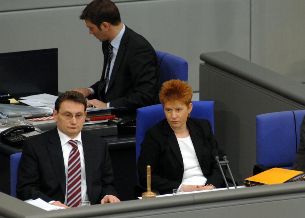 Schriftführer: Ulrich Lange, CDU/CSU, Vorsitz: Bundestagsvizepräsidentin Petra Pau, DIE LINKE. Lange, Ulrich; Pau, Petra Schriftführer: Ulrich Lange, CDU/CSU, Vorsitz: Bundestagsvizepräsidentin Petra Pau, DIE LINKE.