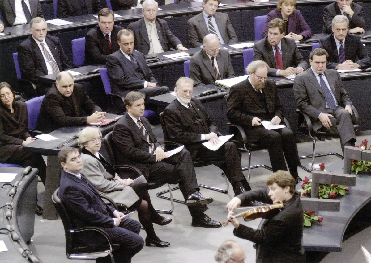 Gedenkveranstaltung des Deutschen Bundestages für die Opfer des Nationalsozialismus. Vordere Reihe v.l.n.r.: Saarländischer Ministerpräsident Peter Müller, CDU/CSU, Regierender Bürgermeister Berlins Klaus Wowereit, SPD, Ex-Aussenminister Polens Prof. Bronislaw Geremek, Bundestagspräsident Wolfgang Thierse, SPD, MdB, und Bundeskanzler Gerhard Schröder, SPD, MdB.; Bundestagsabgeordnete, Abgeordnete, Minister, Präsident, Kanzler, Konzert, Trauerfeier, Gedenkfeier, Holocaust Schröder, Gerhard; Thierse, Wolfgang; Geremek, Bronislaw; Wowereit, Klaus; Müller, Peter Gedenkveranstaltung des Deutschen Bundestages für die Opfer des Nationalsozialismus. Vordere Reihe v.l.n.r.: Saarländischer Ministerpräsident Peter Müller, CDU/CSU, Regierender Bürgermeister Berlins Klaus Wowereit, SPD, Ex-Aussenminister Polens Prof. Bronislaw Geremek, Bundestagspräsident Wolfgang Thierse, SPD, MdB, und Bundeskanzler Gerhard Schröder, SPD, MdB.; Bundestagsabgeordnete, Abgeordnete, Minister, Präsident, Kanzler, Konzert, Trauerfeier, Gedenkfeier, Holocaust