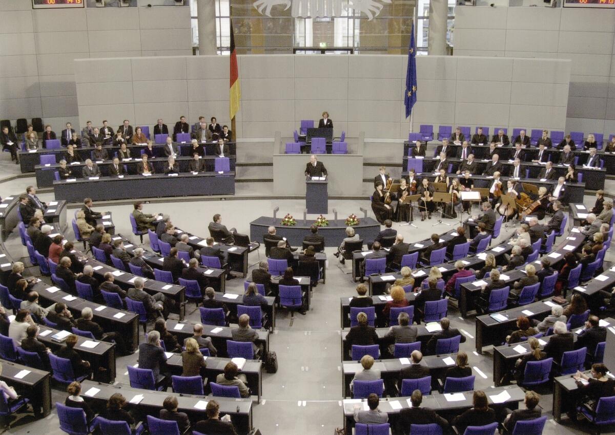 Gedenkveranstaltung des Deutschen Bundestages für die Opfer des Nationalsozialismus. Blick in den Plenarsaal.; Bundestagsabgeordnete, Abgeordnete, Trauerfeier, Gedenkfeier, Holocaust Gedenkveranstaltung des Deutschen Bundestages für die Opfer des Nationalsozialismus. Blick in den Plenarsaal.; Bundestagsabgeordnete, Abgeordnete, Trauerfeier, Gedenkfeier, Holocaust
