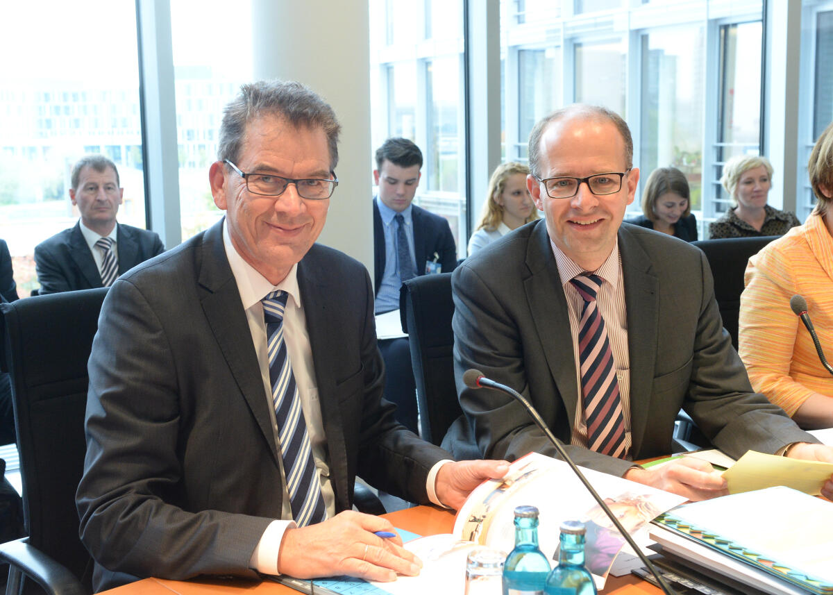 Michael Brand, (re), CDU/CSU, Vorsitzender des Ausschusses des Deutschen Bundestages für Menschenrechte und humanitäre Hilfe, leitet eine Ausschusssitzung, an der Dr. Gerd Müller, (li), CDU/CSU, Bundesminister für wirtschaftliche Zusammenarbeit und Entwicklung, teil nimmt. Brand, Michael; Müller, Gerd Michael Brand, (re), CDU/CSU, Vorsitzender des Ausschusses des Deutschen Bundestages für Menschenrechte und humanitäre Hilfe, leitet eine Ausschusssitzung, an der Dr. Gerd Müller, (li), CDU/CSU, Bundesminister für wirtschaftliche Zusammenarbeit und Entwicklung, teil nimmt.