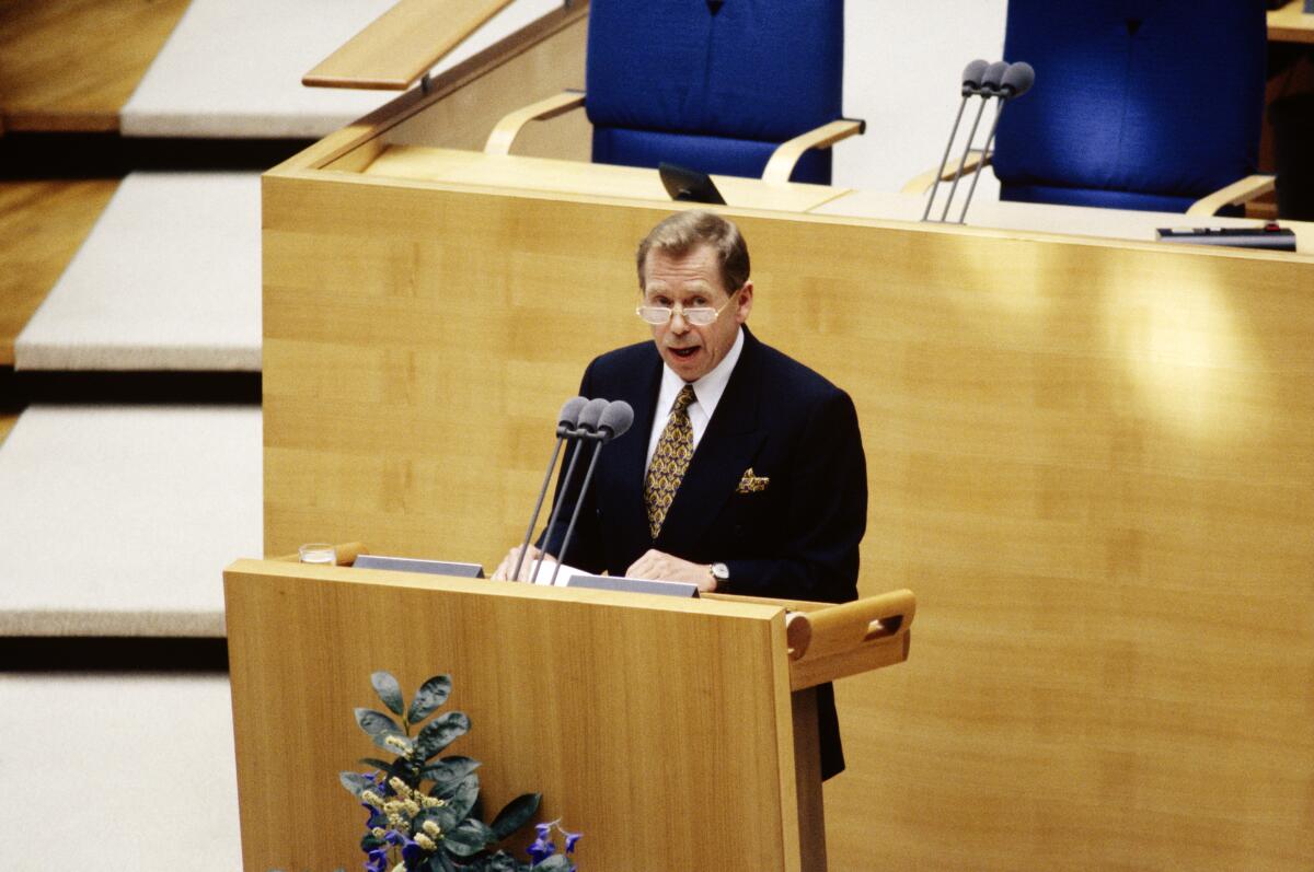 Havel, Vaclav Vaclav Havel, der erste Staatspräsident der Tschechischen Republik, zu Besuch im Deutschen Bundestag auf Einladung der Bundestagspräsidentin Prof. Dr. Rita Süssmuth, CDU/CSU, MdB am 24. April 1997.; Hier: Der Staatspräsident Tschechiens Vaclav Havel hält seine Rede im Deutschen Bundestag.; Präsident, Redner, Rednerpult