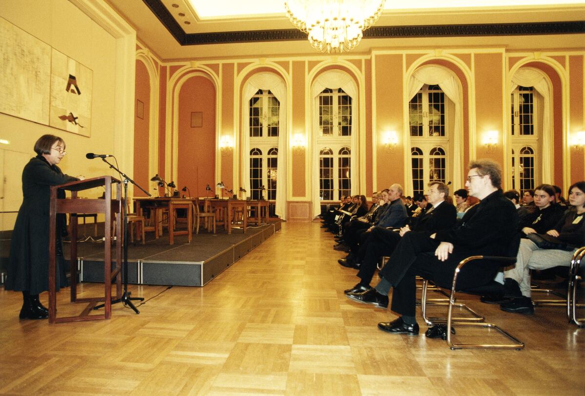 Vollmer, Antje Eröffnung der Gedenkfeiern für die Opfer des Nationalsozialismus im Großen Saal des Berliner Rathauses durch Bundestagsvizepräsidentin Dr. Antje Vollmer, Bündnis 90/Die Grünen, MdB.; Bundestagsabegordnete, Abgeordnete, Vizepräsidentin, Rede