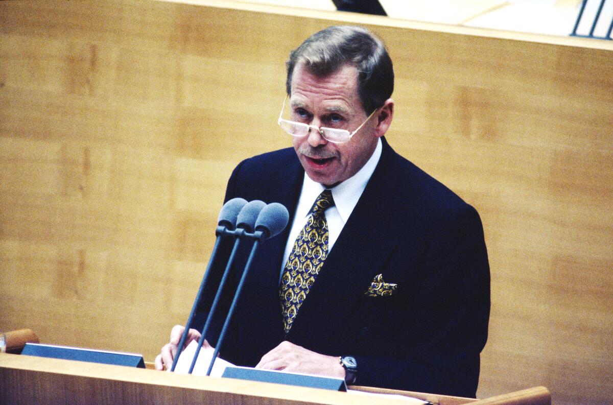 Vaclav Havel, der erste Staatspräsident der Tschechischen Republik, zu Besuch im Deutschen Bundestag auf Einladung der Bundestagspräsidentin Prof. Dr. Rita Süssmuth, CDU/CSU, MdB am 24. April 1997.; Hier: Der Staatspräsident Tschechiens Vaclav Havel hält seine Rede im Deutschen Bundestag.; Präsident, Redner, Rednerpult Havel, Vaclav Vaclav Havel, der erste Staatspräsident der Tschechischen Republik, zu Besuch im Deutschen Bundestag auf Einladung der Bundestagspräsidentin Prof. Dr. Rita Süssmuth, CDU/CSU, MdB am 24. April 1997.; Hier: Der Staatspräsident Tschechiens Vaclav Havel hält seine Rede im Deutschen Bundestag.; Präsident, Redner, Rednerpult