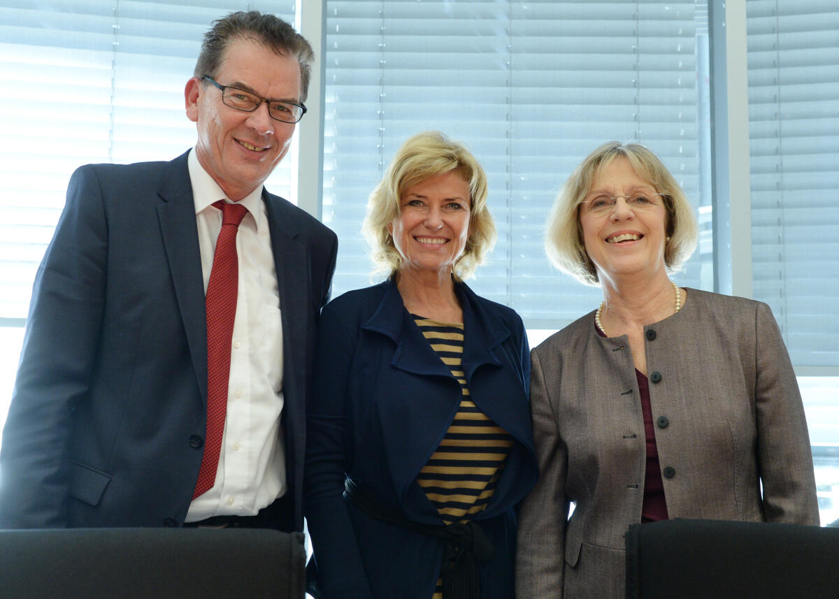 Dagmar G. Wöhrl, (mitte), CDU/CSU, Vorsitzende des Ausschusses des Deutschen Bundestages für wirtschaftliche Zusammenarbeit und Entwicklung, leitet eine Sitzung, an der Bärbel Dieckmann, (re), Präsidentin Deutsche Welthungerhilfe e. V., teil nimmt. Hier ein Gruppenfoto mit Bundesminister Dr. Gerd Müller, CDU/CSU. Wöhrl, Dagmar G.; Dieckmann, Bärbel; Müller, Gerd Dagmar G. Wöhrl, (mitte), CDU/CSU, Vorsitzende des Ausschusses des Deutschen Bundestages für wirtschaftliche Zusammenarbeit und Entwicklung, leitet eine Sitzung, an der Bärbel Dieckmann, (re), Präsidentin Deutsche Welthungerhilfe e. V., teil nimmt. Hier ein Gruppenfoto mit Bundesminister Dr. Gerd Müller, CDU/CSU.