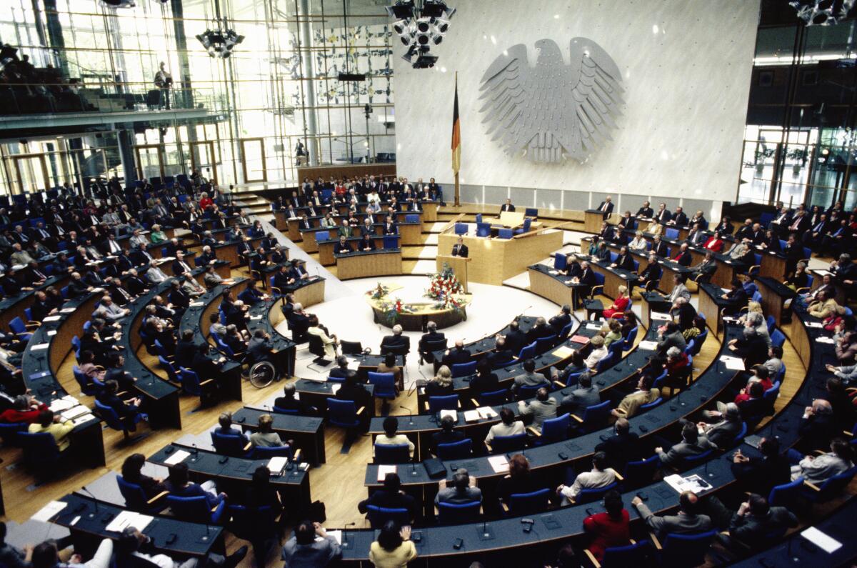 Havel, Vaclav Vaclav Havel, der erste Staatspräsident der Tschechischen Republik, zu Besuch im Deutschen Bundestag auf Einladung der Bundestagspräsidentin Prof. Dr. Rita Süssmuth, CDU/CSU, MdB am 24. April 1997.; Hier: Der Staatspräsident Tschechiens Vaclav Havel hält seine Rede im Deutschen Bundestag. Blick in den Plenarsaal.; Präsident, Abgeordnete, Bundestagsabgeordnete, Redner, Rednerpult