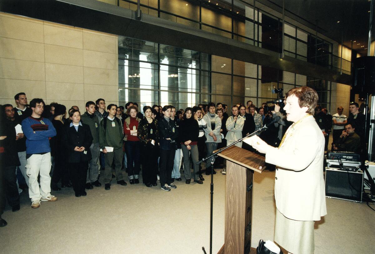 Fuchs, Anke Anlässlich des Gedenktages für die Opfer des Nationalsozialismus veranstaltet der Deutsche Bundestag vom 25. bis 27. Januar 2000 den "Dialog der Generationen".; Eröffnung und Begrüßung der teilnehmenden Jugendlichen im Reichstag durch Bundestagsvizepräsidentin Anke Fuchs, SPD, MdB.; Bundestagsabegordnete, Abgeordnete, Vizepräsidentin, Rede