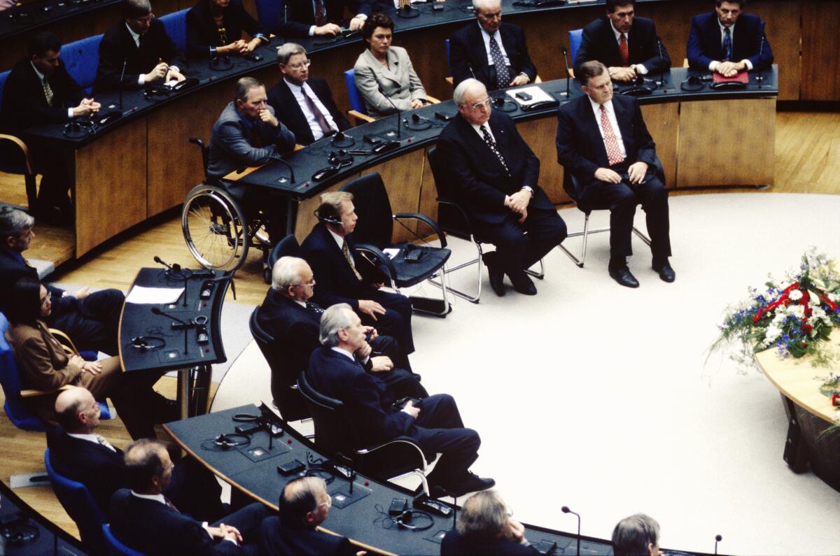 Havel, Vaclav; Schäuble, Wolfgang; Kohl, Helmut Vaclav Havel, der erste Staatspräsident der Tschechischen Republik, zu Besuch im Deutschen Bundestag auf Einladung der Bundestagspräsidentin Prof. Dr. Rita Süssmuth, CDU/CSU, MdB am 24. April 1997.; Vordere Reihe: Vaclav Havel (links vom leeren Stuhl) und Bundeskanzler Helmut Kohl, CDU/CSU, MdB (rechts) während der Ansprache der Bundestagspräsidentin Prof. Dr. Rita Süssmuth am Rednerpult.; Präsident, Bundeskanzler, Abgeordnete, Bundestagsabgeordnete