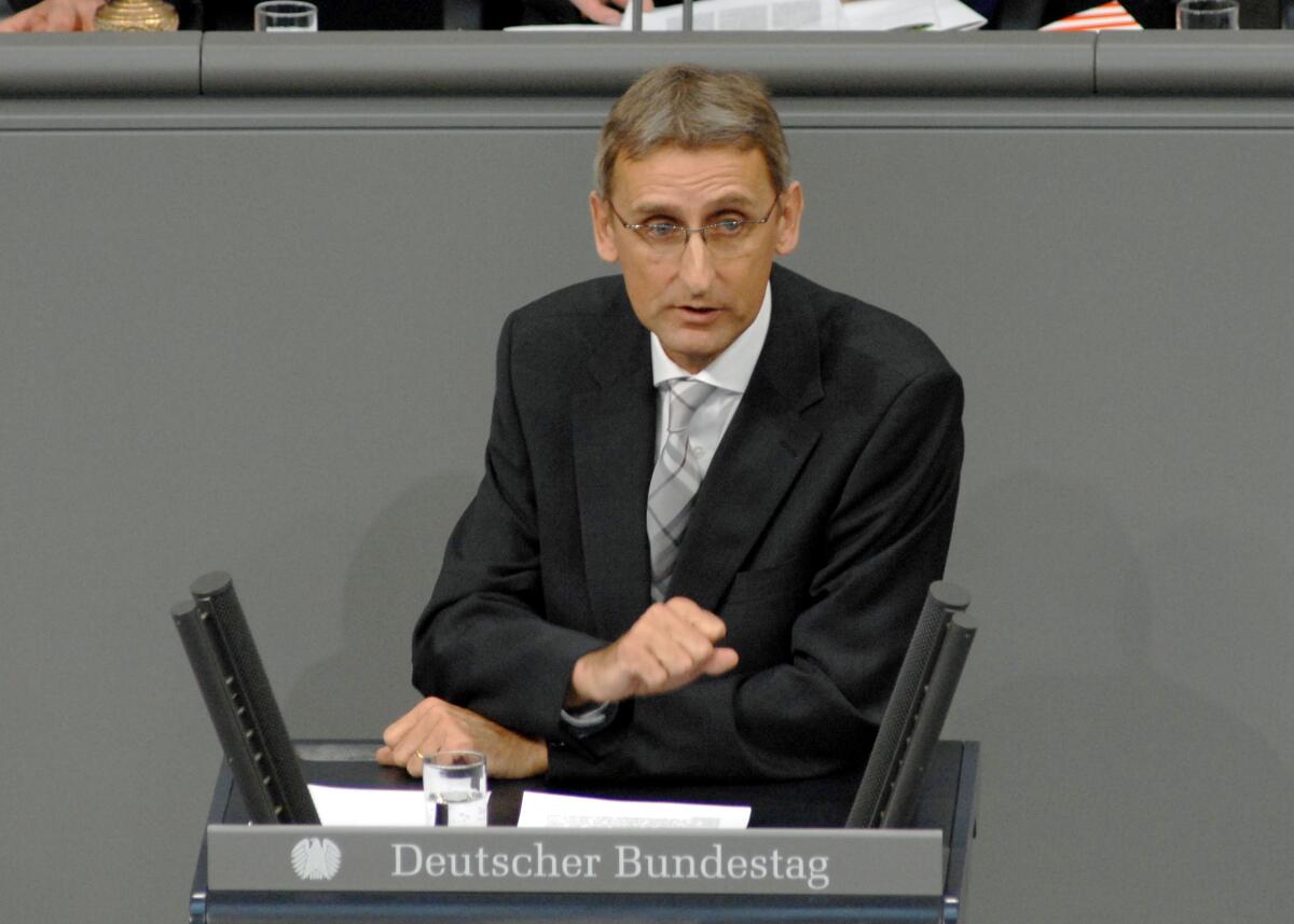 Armin Schuster, CDU/CSU, Bundestagsabgeordneter, Abgeordneter, Mitglied des Deutschen Bundestages, MdB, Rede, Deutscher Bundestag, 22. Sitzung, TOP 3, Thema: Deutsches Afghanistan-Engagement ISAF-Antrag.; Rednerpult. Schuster, Armin Armin Schuster, CDU/CSU, Bundestagsabgeordneter, Abgeordneter, Mitglied des Deutschen Bundestages, MdB, Rede, Deutscher Bundestag, 22. Sitzung, TOP 3, Thema: Deutsches Afghanistan-Engagement ISAF-Antrag.; Rednerpult.