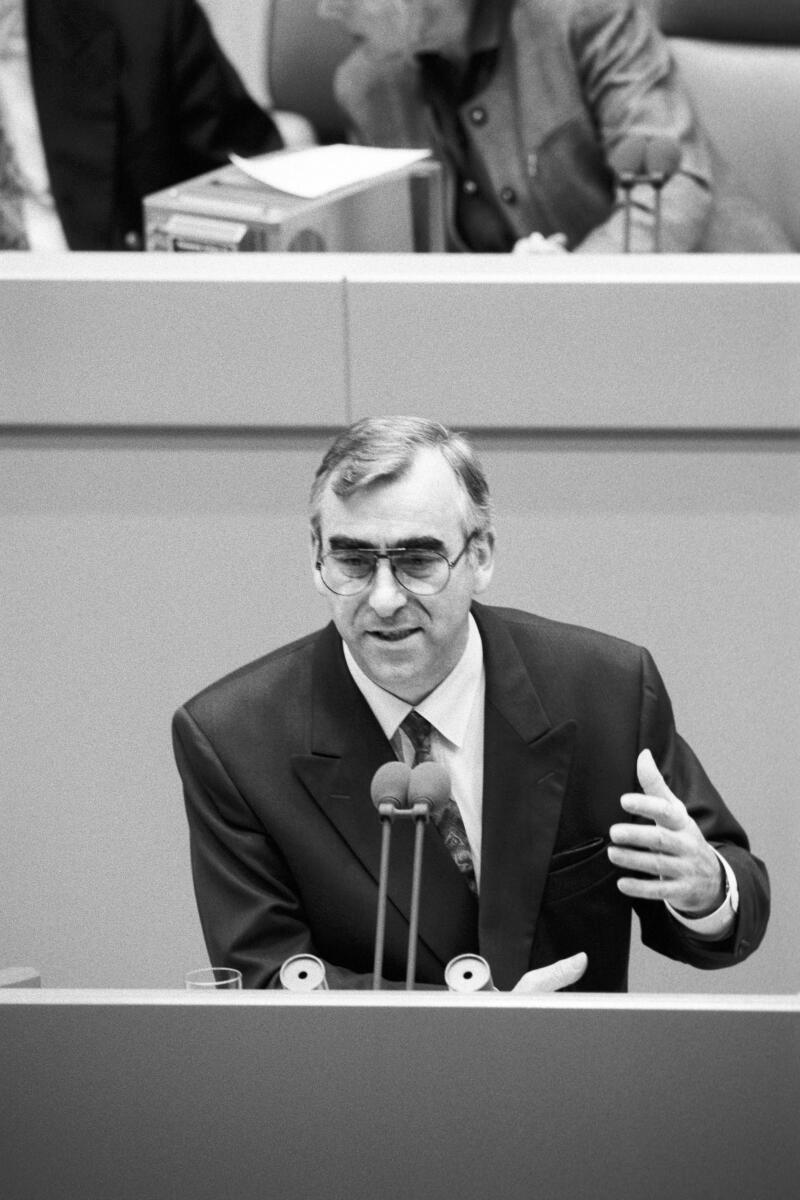 Ratifizierung des Vertrags über die Europäische Union (Maastrichter Vertrag).; Bundesfinanzminister Theo Waigel, CDU/CSU, hält eine Rede im Deutschen Bundestag.; Minister, Bundesminister, Rednerpult Waigel, Theo Ratifizierung des Vertrags über die Europäische Union (Maastrichter Vertrag).; Bundesfinanzminister Theo Waigel, CDU/CSU, hält eine Rede im Deutschen Bundestag.; Minister, Bundesminister, Rednerpult