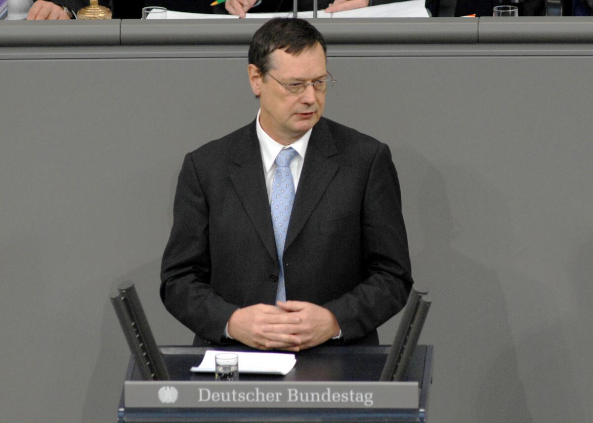 Hellmut Königshaus, FDP, Bundestagsabgeordneter, Abgeordneter, Mitglied des Deutschen Bundestages, MdB, Rede, Deutscher Bundestag, 22. Sitzung, TOP 3, Thema: Deutsches Afghanistan-Engagement ISAF-Antrag.; Rednerpult. Königshaus, Hellmut Hellmut Königshaus, FDP, Bundestagsabgeordneter, Abgeordneter, Mitglied des Deutschen Bundestages, MdB, Rede, Deutscher Bundestag, 22. Sitzung, TOP 3, Thema: Deutsches Afghanistan-Engagement ISAF-Antrag.; Rednerpult.