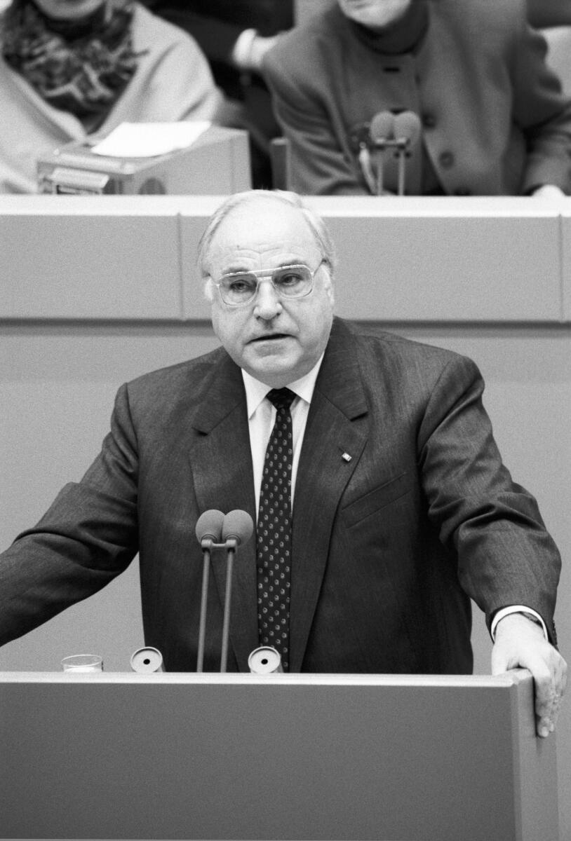 Ratifizierung des Vertrags über die Europäische Union (Maastrichter Vertrag).; Bundeskanzler Helmut Kohl, CDU/CSU, MdB, hält eine Rede im Deutschen Bundestag.; Bundestagsabgeordneter, Abgeordneter, Kanzler, Rednerpult Kohl, Helmut Ratifizierung des Vertrags über die Europäische Union (Maastrichter Vertrag).; Bundeskanzler Helmut Kohl, CDU/CSU, MdB, hält eine Rede im Deutschen Bundestag.; Bundestagsabgeordneter, Abgeordneter, Kanzler, Rednerpult
