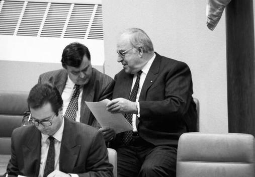 Kohl, Helmut; Kinkel, Klaus Liegenschaften in Bonn, Plenargebäude