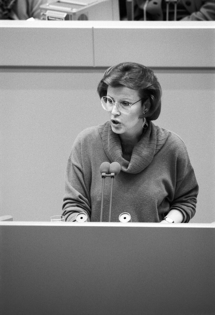 Ratifizierung des Vertrags über die Europäische Union (Maastrichter Vertrag).; Heidemarie Wieczorek-Zeul, SPD, MdB, hält eine Rede im Deutschen Bundestag.; Bundestagsabgeordnete, Abgeordnete, Rednerpult Wieczorek-Zeul, Heidemarie Ratifizierung des Vertrags über die Europäische Union (Maastrichter Vertrag).; Heidemarie Wieczorek-Zeul, SPD, MdB, hält eine Rede im Deutschen Bundestag.; Bundestagsabgeordnete, Abgeordnete, Rednerpult