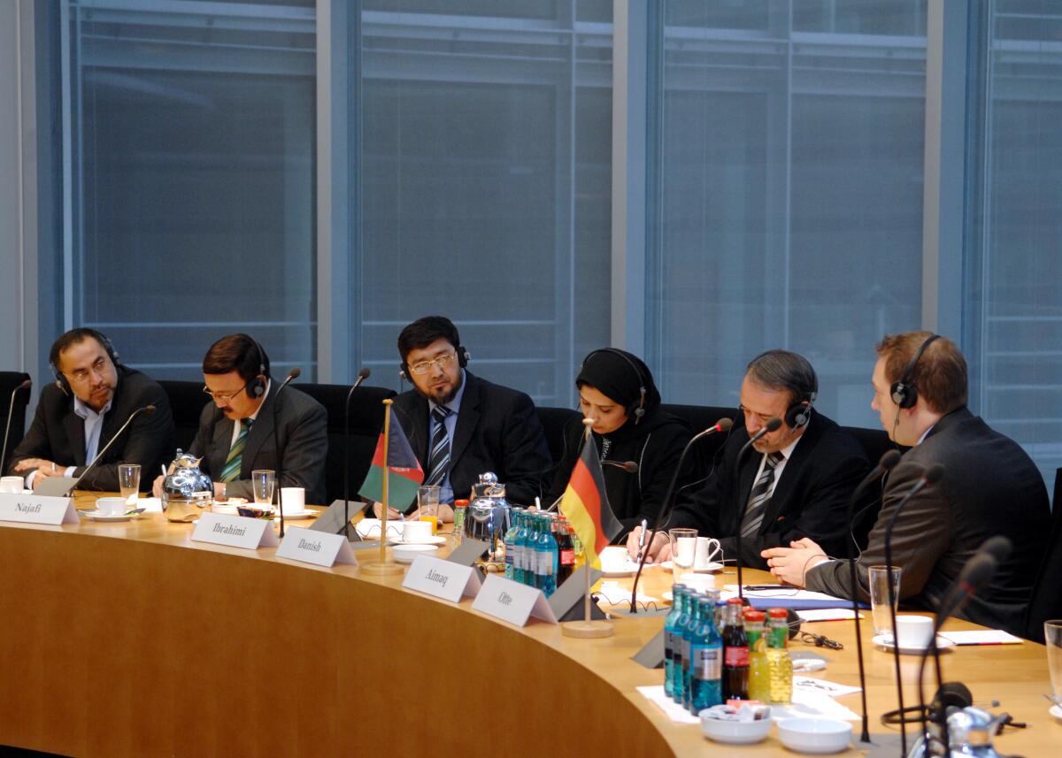 Der Verteidigungsausschuss des Deutschen Bundestages empfängt eine Delegation aus Afghanistan. Henning Otte, CDU/CSU, (re), Obmann der CDU/CSU Fraktion im Ausschuss, begrüßt die Gäste. Otte, Henning Der Verteidigungsausschuss des Deutschen Bundestages empfängt eine Delegation aus Afghanistan. Henning Otte, CDU/CSU, (re), Obmann der CDU/CSU Fraktion im Ausschuss, begrüßt die Gäste.