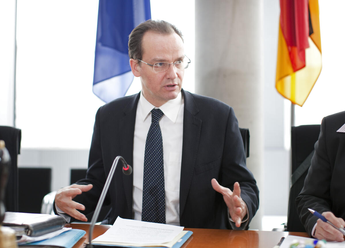 Gunther Krichbaum, MdB, CDU/CSU, Vorsitzender des Ausschusses für die Angelegenheiten der Europäischen Union, eröffnet die Ausschusssitzung.; Europaausschuss, Gunther Krichbaum, Ausschuss, Sitzung, gestikulierend Krichbaum, Gunther Gunther Krichbaum, MdB, CDU/CSU, Vorsitzender des Ausschusses für die Angelegenheiten der Europäischen Union, eröffnet die Ausschusssitzung.; Europaausschuss, Gunther Krichbaum, Ausschuss, Sitzung, gestikulierend