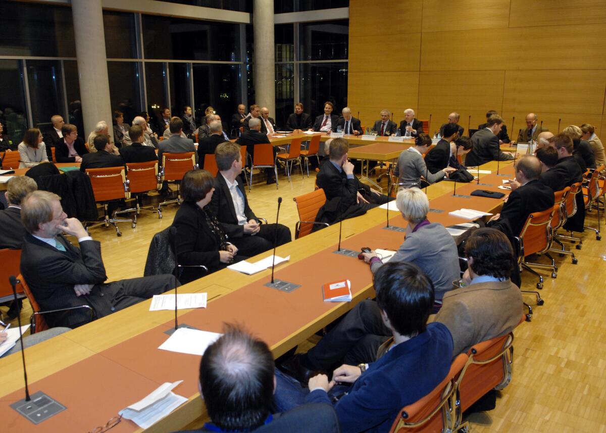 Hörster, Joachim; Oberreuter, Heinrich; Morlok, Martin; Isensee, Josef; Linck, Joachim; Gabrysch, Gunter Die Deutsche Vereinigung für Parlamentsfragen e. V. hat ein Forum zum Thema: "Verfassungswidriges Wahlrecht - Realistische Wege zur Reform".; Die Teilnehmer: (v.li) Joachim Hörster, MdB, CDU/CSU, Vorsitzender des Vermittlungsausschusses, Prof. Dr. Martin Morlok, Prof. Dr. Dr. h. c. Heinrich Oberreuter, Prof. Dr. Josef Isensee, Prof. Dr. Joachim Linck, Gunter Gabrysch.; Übersicht.
