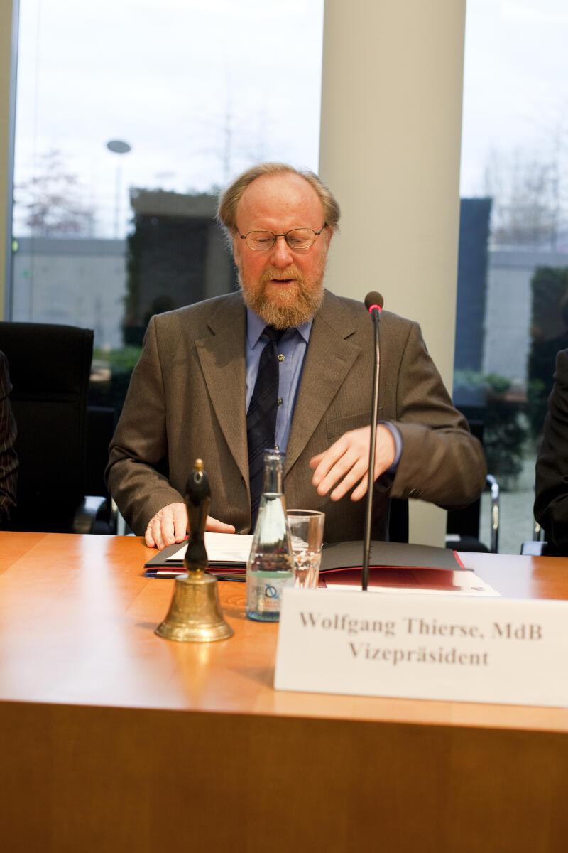 Thierse, Wolfgang Konstituierung der Ausschüsse des 17. Deutschen Bundestages; Vizepräsident des Deutschen Bundestages Dr. h. c. Wolfgang Thierse, SPD, MdB, eröffnet den Ausschuss für Bildung, Forschung u. Technikfolgenabschätzung; Rede, Redner, Eröffnung, begrüßung, begrüßen, Mikrophon