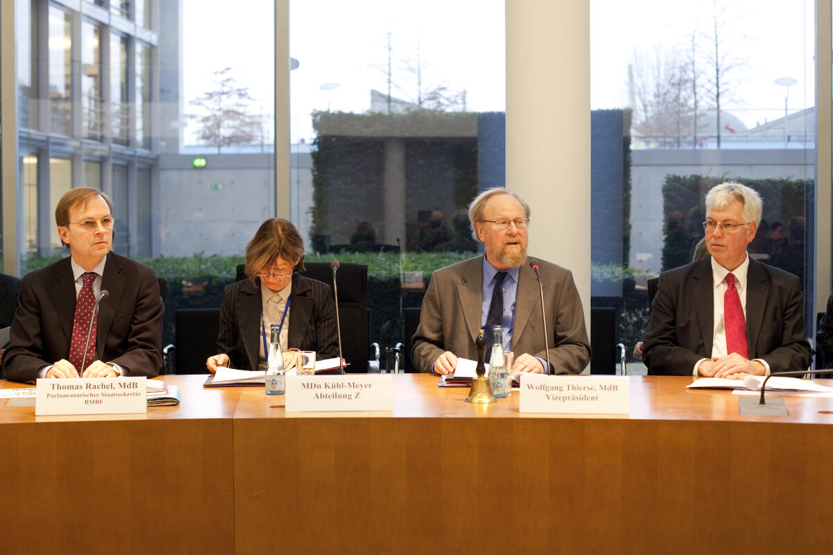 Thierse, Wolfgang; Rachel, Thomas Konstituierung der Ausschüsse des 17. Deutschen Bundestages; Vizepräsident des Deutschen Bundestages Dr. h. c. Wolfgang Thierse, SPD, MdB, eröffnet den Ausschuss für Bildung, Forschung u. Technikfolgenabschätzung, links, Frau Kühl-Meyer, MDn, und Herr Thomas Rachel, CDU/CSU, MdB; eröffnung, Begrüßung, begrüßen, Rede, Redner, Mikrophon