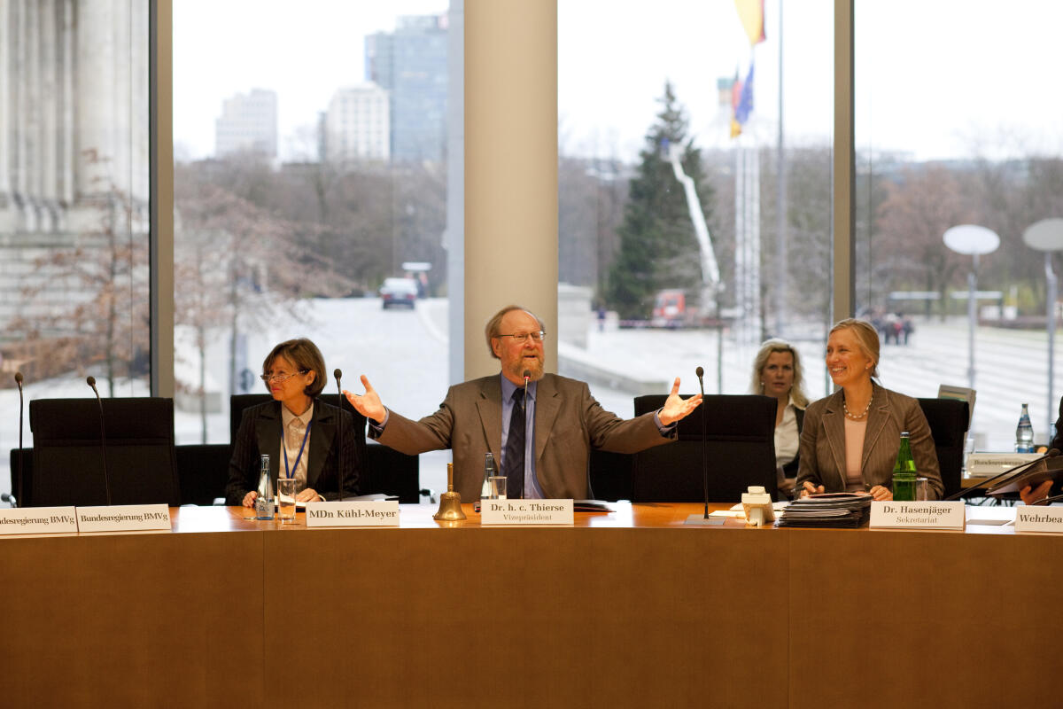 Thierse, Wolfgang Konstituierung der Ausschüsse des 17. Deutschen Bundestages; Vizepräsident des Deutschen Bundestages Dr. h. c. Wolfgang Thierse, SPD, MdB, eröffnet den Ausschuss für Verteidigung, links, Frau Kühl-Meyer, MDn, rechts Frau Dr. Beate Hasenjäger, Sekretriat; Eröffnung, Begrüßung, begrüßen, Gestik, Rede, Redner, Mikrophon, Namenschild