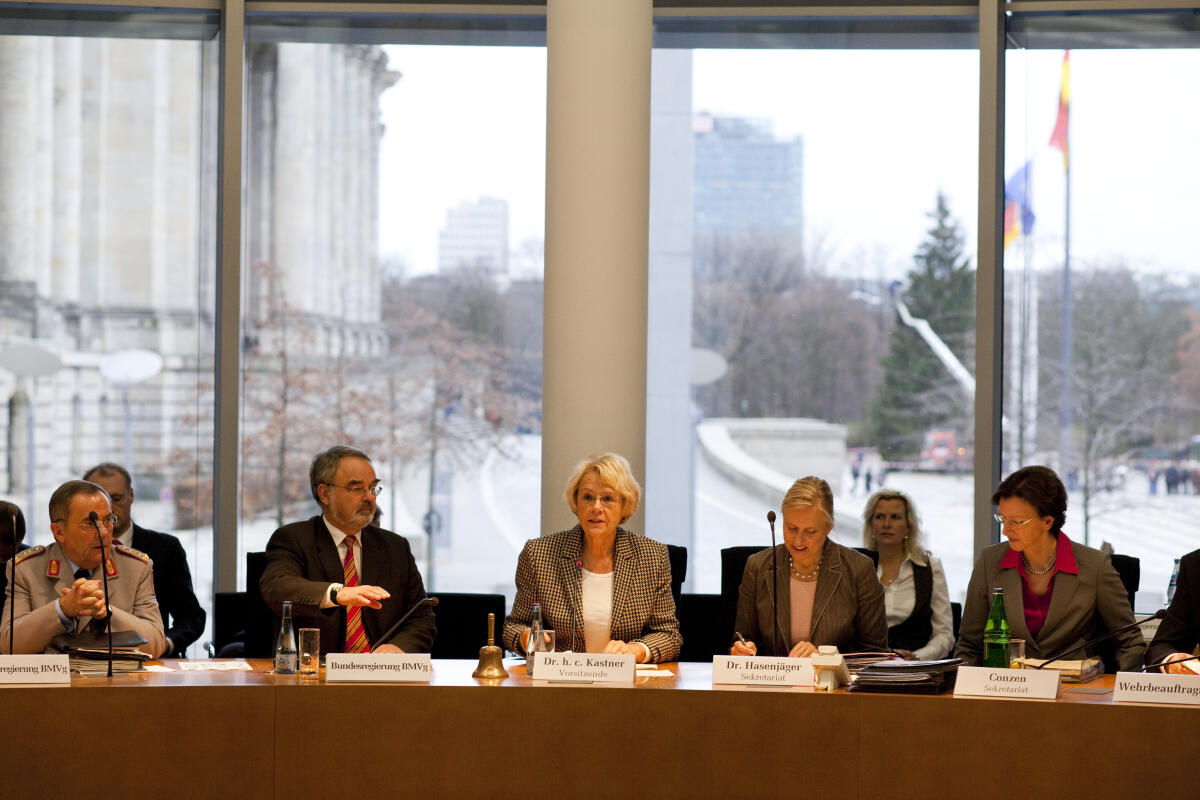 Kastner, Susanne Konstituierung der Ausschüsse des 17. Deutschen Bundestages; Dr. h. c. Susanne Kastner, SPD, MdB, ernannte Vorsitzende des Ausschusses, übernimmt den Ausschuss für Verteidigung, links Mitglieder des Ministeriums für Verteidigung, rechts Frau Dr. Beate Hasenjäger und Frau Elisabeth-Charlotte Conzen, beide vom Sekretariat; Rede, Redner, Eröffnung, Mikrophon