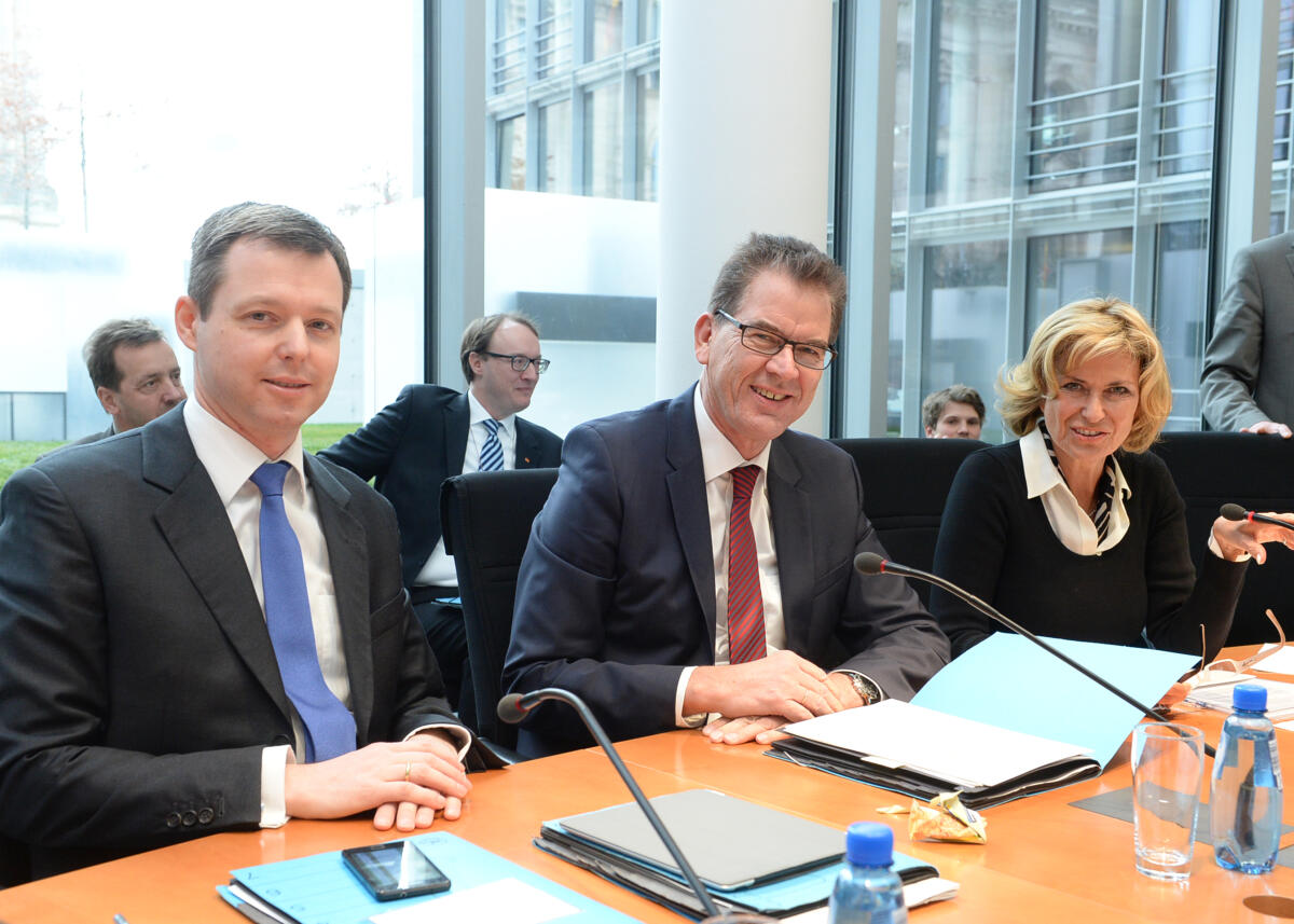 Wöhrl, Dagmar G.; Müller, Gerd; Silberhorn, Thomas Bundesminister Dr. Gerd Müller, (mitte), CDU/CSU, ist zu Gast beim Ausschuss des Deutschen Bundestages für wirtschaftliche Zusammenarbeit und Entwicklung. Die Sitzung, an der der Parlamentarische Staatssekretär Thomas Silberhorn, (li), CDU/CSU, teil nimmt, wird von der Vorsitzenden Dagmar G. Wöhrl, (re), CDU/CSU, geleitet.