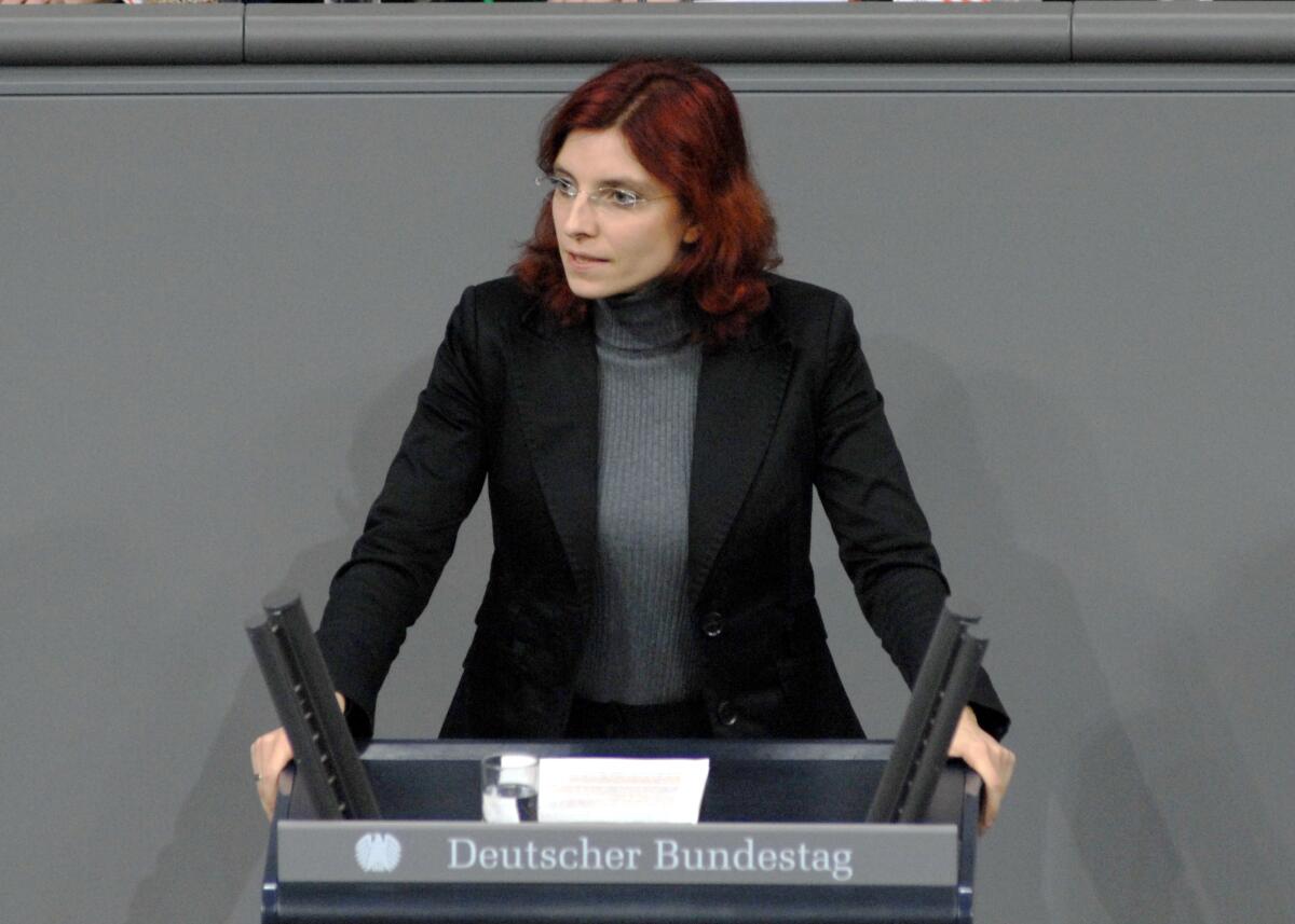 Diana Golze, DIE LINKE, Bundestagsabgeordnete, Abgeordnete, Mitglied des Deutschen Bundestages, MdB, Rede, Deutscher Bundestag, 21. Sitzung, ZP 1, Thema: BVerfG zu Hartz IV.; Rednerpult. Golze, Diana Diana Golze, DIE LINKE, Bundestagsabgeordnete, Abgeordnete, Mitglied des Deutschen Bundestages, MdB, Rede, Deutscher Bundestag, 21. Sitzung, ZP 1, Thema: BVerfG zu Hartz IV.; Rednerpult.