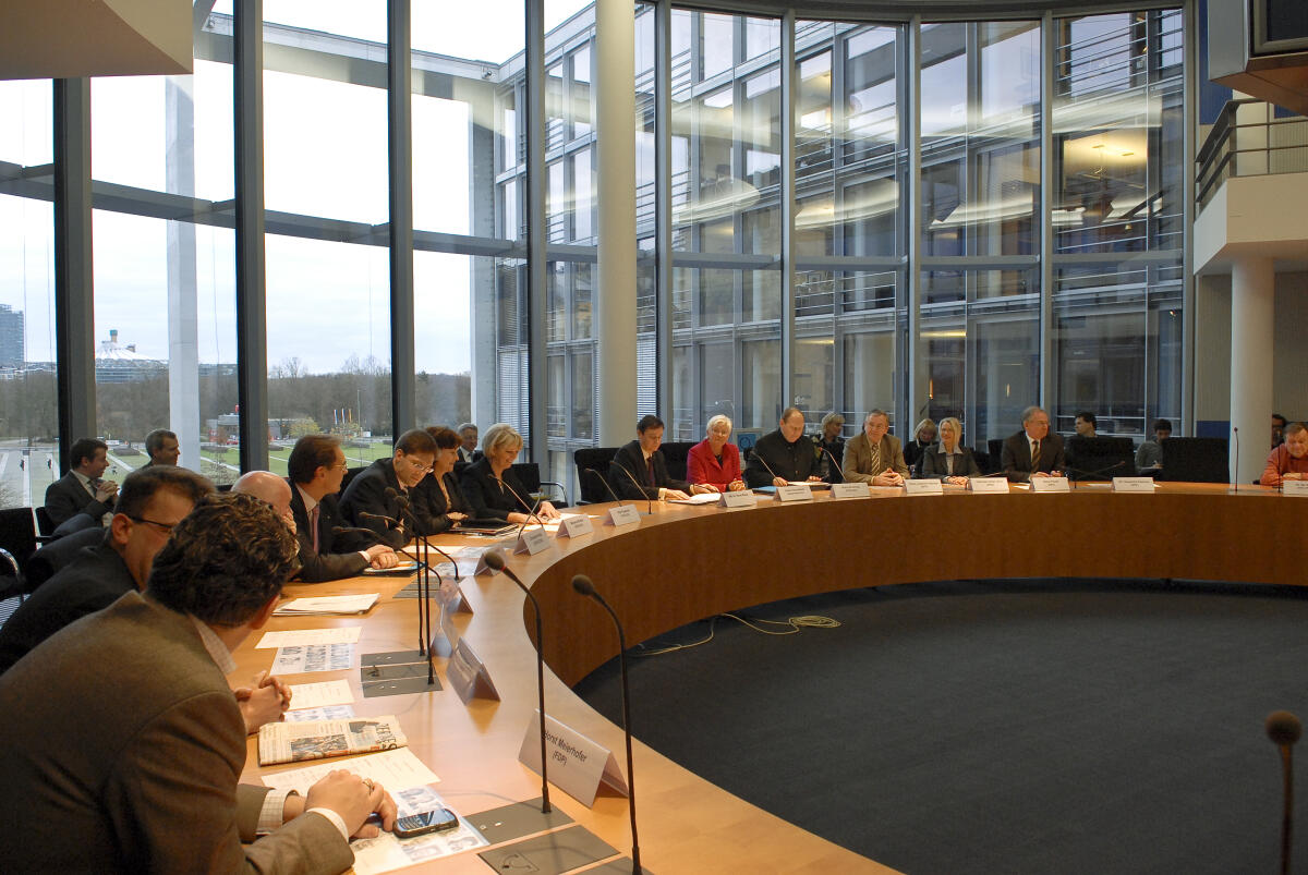  Konstituierende Sitzung des Ausschusses für Tourismus im Paul-Löbe-Haus. Vorsitzender des Ausschusses Klaus Brähmig, CDU/CSU neben Bundestagsvizepräsidentin Gerda Hasselfeldt, CDU/CSU.