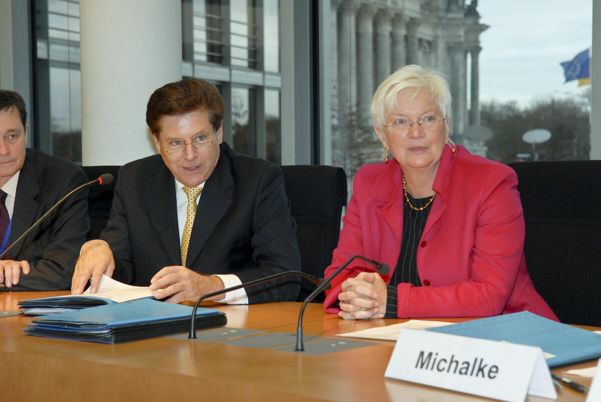 Konstituierende Sitzung des Ausschusses für Wirtschaft und Technologie im Paul-Löbe-Haus. Vizepräsidentin Gerda Hasselfeldt, CDU/CSU, neben dem Vorsitzenden des Ausschusses Eduard Oswald, CDU/CSU. Konstituierende Sitzung des Ausschusses für Wirtschaft und Technologie im Paul-Löbe-Haus. Vizepräsidentin Gerda Hasselfeldt, CDU/CSU, neben dem Vorsitzenden des Ausschusses Eduard Oswald, CDU/CSU.