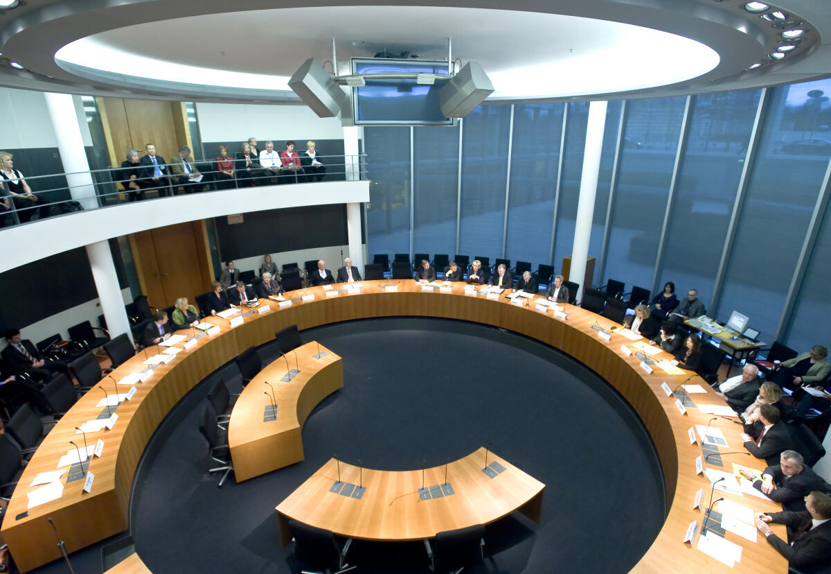  Konstituierende Sitzung des Petitionsausschusses. Kersten Steinke, DIE LINKE., Vorsitzende des Ausschusses sowie Bundestagsvizepräsidentin Petra Pau, DIE LINKE.; Übersicht, Ausschusssaal, Totale