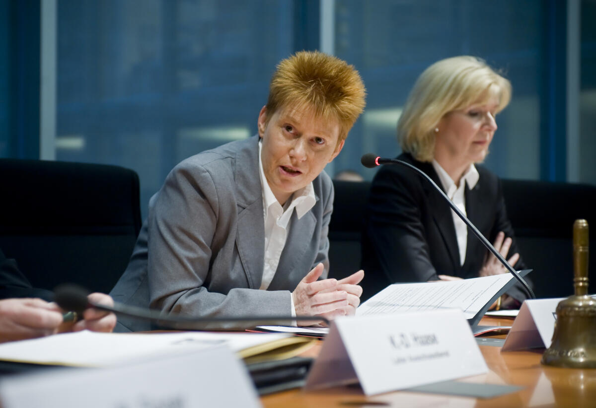Konstituierenden Sitzung des Petitionsausschusses. Vizepräsidentin des Deutschen Bundestages Petra Pau, DIE LINKE., MdB, eröffnet die Konstituierende Sitzung. rechts: die Leiterin Unterabteilung Ausschüsse (Bundestagsverwaltung); Bundestagsvizepräsidentin, Glocke, Rede, Redner, Mikrofon. Pau, Petra Konstituierenden Sitzung des Petitionsausschusses. Vizepräsidentin des Deutschen Bundestages Petra Pau, DIE LINKE., MdB, eröffnet die Konstituierende Sitzung. rechts: die Leiterin Unterabteilung Ausschüsse (Bundestagsverwaltung); Bundestagsvizepräsidentin, Glocke, Rede, Redner, Mikrofon.