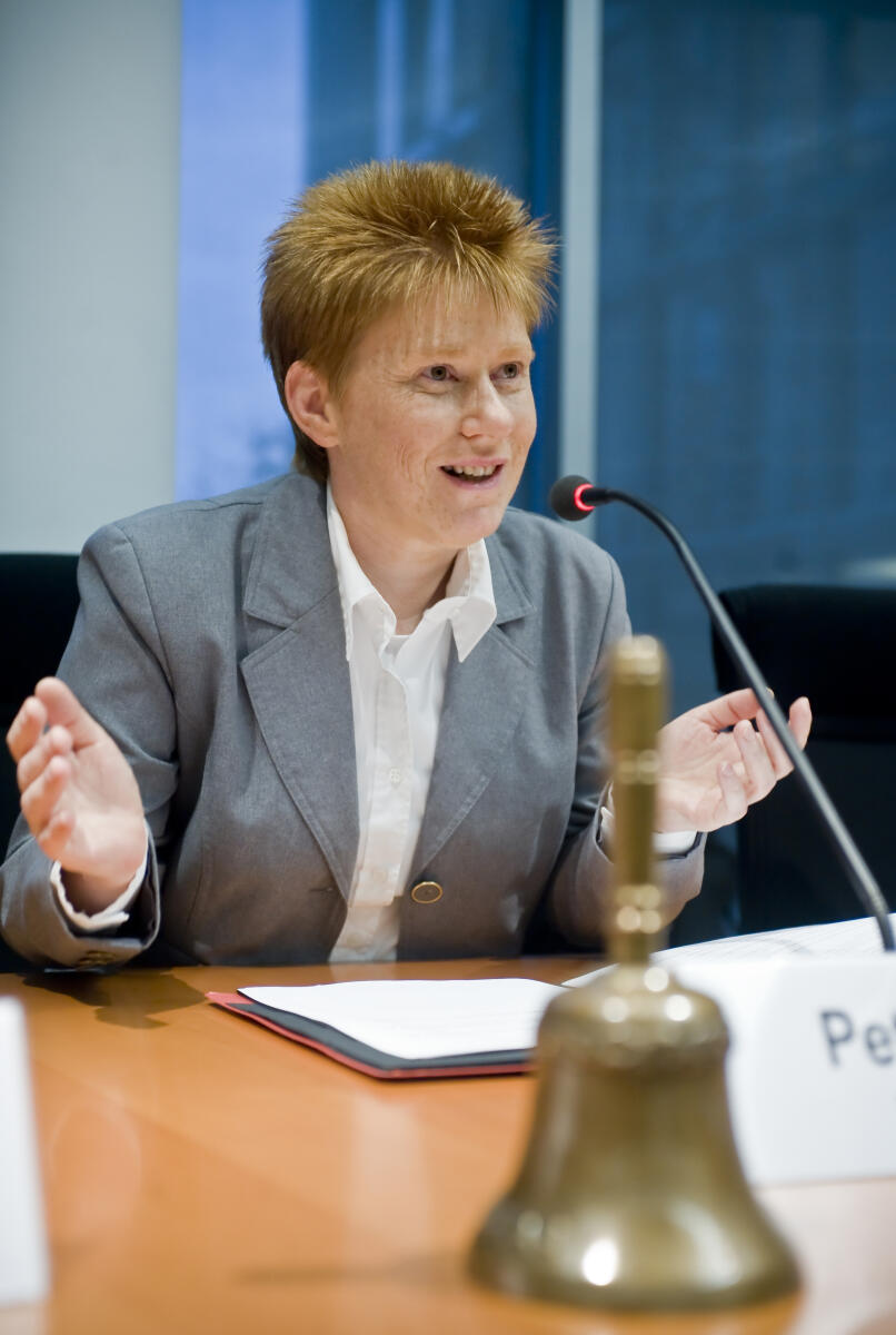 Konstituierenden Sitzung des Petitionsausschusses. Vizepräsidentin des Deutschen Bundestages Petra Pau, DIE LINKE., MdB, eröffnet die Konstituierende Sitzung.; Bundestagsvizepräsidentin, Glocke, Rede, Redner, Mikrofon. Pau, Petra Konstituierenden Sitzung des Petitionsausschusses. Vizepräsidentin des Deutschen Bundestages Petra Pau, DIE LINKE., MdB, eröffnet die Konstituierende Sitzung.; Bundestagsvizepräsidentin, Glocke, Rede, Redner, Mikrofon.