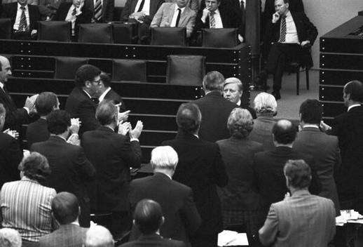 Kohl, Helmut; Schmidt, Helmut Liegenschaften in Bonn, Plenargebäude