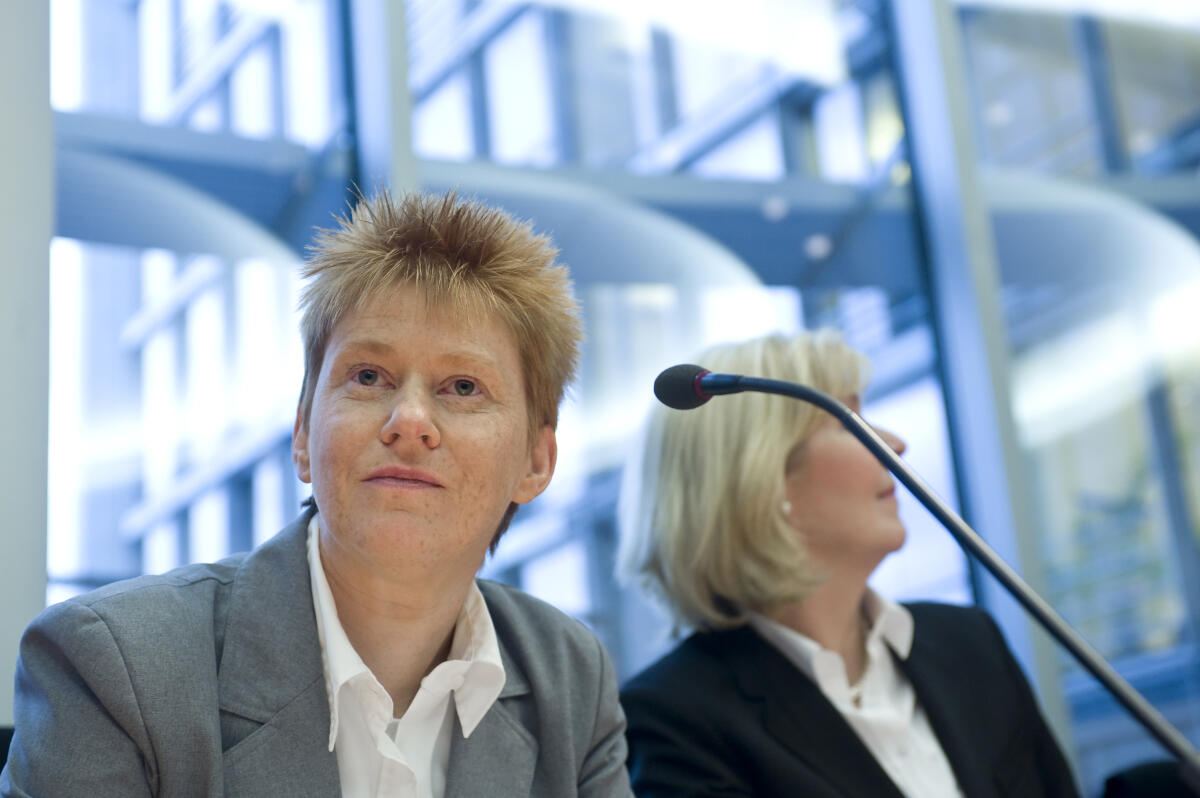 Konstituierenden Sitzung des Ausschusses für Arbeit und Soziales. Petra Pau, DIE LINKE., Vizepräsidentin des Deutschen Bundestages, MdB, (li.) sowie die Leiterin Unterabteilung Ausschüsse (Bundestagsverwaltung), (re.).; Bundestagsvizepräsidentin Pau, Petra Konstituierenden Sitzung des Ausschusses für Arbeit und Soziales. Petra Pau, DIE LINKE., Vizepräsidentin des Deutschen Bundestages, MdB, (li.) sowie die Leiterin Unterabteilung Ausschüsse (Bundestagsverwaltung), (re.).; Bundestagsvizepräsidentin