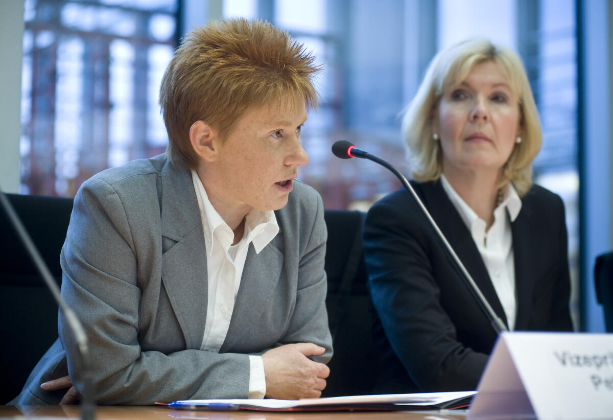 Konstituierenden Sitzung des Ausschusses für Arbeit und Soziales. Petra Pau, DIE LINKE., Vizepräsidentin des Deutschen Bundestages, MdB, (li.) sowie die Leiterin Unterabteilung Ausschüsse (Bundestagsverwaltung), (re.).; Bundestagsvizepraesidentin, Rede, Redner, Mikrofon. Pau, Petra Konstituierenden Sitzung des Ausschusses für Arbeit und Soziales. Petra Pau, DIE LINKE., Vizepräsidentin des Deutschen Bundestages, MdB, (li.) sowie die Leiterin Unterabteilung Ausschüsse (Bundestagsverwaltung), (re.).; Bundestagsvizepraesidentin, Rede, Redner, Mikrofon.