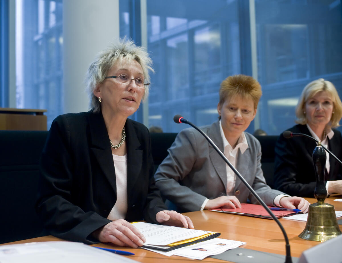 Konstituierende Sitzung des Ausschusses für Umwelt, Naturschutz und Reaktorsicherheit. von links nach rechts: Ausschussvorsitzende Eva Bulling-Schröter, DIE LINKE., MdB (li.), Petra Pau, DIE LINKE., Vizepraesidentin des Deutschen Bundestages, MdB (re.) sowie die Leiterin der Unterabteilung Ausschüsse (Bundestagsverwaltung), bei der Sitzung des Ausschusses.; Bundestagsvizepraesidentin, Glocke, Rede, Mikrofon, Namensschild Bulling-Schröter, Eva; Pau, Petra Konstituierende Sitzung des Ausschusses für Umwelt, Naturschutz und Reaktorsicherheit. von links nach rechts: Ausschussvorsitzende Eva Bulling-Schröter, DIE LINKE., MdB (li.), Petra Pau, DIE LINKE., Vizepraesidentin des Deutschen Bundestages, MdB (re.) sowie die Leiterin der Unterabteilung Ausschüsse (Bundestagsverwaltung), bei der Sitzung des Ausschusses.; Bundestagsvizepraesidentin, Glocke, Rede, Mikrofon, Namensschild