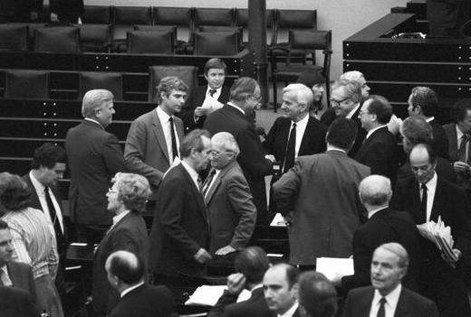 Kohl, Helmut; Weizsäcker, Richard von Liegenschaften in Bonn, Plenargebäude