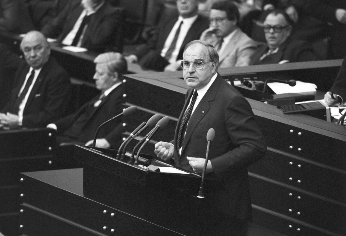 Das konstruktive Misstrauensvotum gegen Bundeskanzler Helmut Schmidt, SPD, führt zu dessen Sturz nach 13 Jahren der sozialliberalen Koalition. Der erfolgreiche gemeinsame Antrag von CDU/CSU und FDP macht Helmut Kohl, CDU/CSU, MdB, zum neuen Kanzler. Erstmals in der bundesdeutschen Geschichte vollzieht sich ein Regierungs- und Kanzlerwechsel durch ein konstruktives Misstrauensvotum.; Hier: Helmut Kohl bei seiner Rede während der mehr als sechsstündigen Debatte im Deutschen Bundestag, die der Abstimmung über den Misstrauensantrag vorausging. Im Hintergrund auf der Regierungsbank: Bundeskanzler Helmut Schmidt und Vizekanzler und Bundesminister für innerdeutsche Beziehungen, Egon Franke, SPD, MdB.; Bundestagsabgeordnete, Abgeordnete, Regierungsbank, Rednerpult, Gestik, Mimik, gestikulieren, gestikulierend Kohl, Helmut; Schmidt, Helmut; Franke, Egon Das konstruktive Misstrauensvotum gegen Bundeskanzler Helmut Schmidt, SPD, führt zu dessen Sturz nach 13 Jahren der sozialliberalen Koalition. Der erfolgreiche gemeinsame Antrag von CDU/CSU und FDP macht Helmut Kohl, CDU/CSU, MdB, zum neuen Kanzler. Erstmals in der bundesdeutschen Geschichte vollzieht sich ein Regierungs- und Kanzlerwechsel durch ein konstruktives Misstrauensvotum.; Hier: Helmut Kohl bei seiner Rede während der mehr als sechsstündigen Debatte im Deutschen Bundestag, die der Abstimmung über den Misstrauensantrag vorausging. Im Hintergrund auf der Regierungsbank: Bundeskanzler Helmut Schmidt und Vizekanzler und Bundesminister für innerdeutsche Beziehungen, Egon Franke, SPD, MdB.; Bundestagsabgeordnete, Abgeordnete, Regierungsbank, Rednerpult, Gestik, Mimik, gestikulieren, gestikulierend