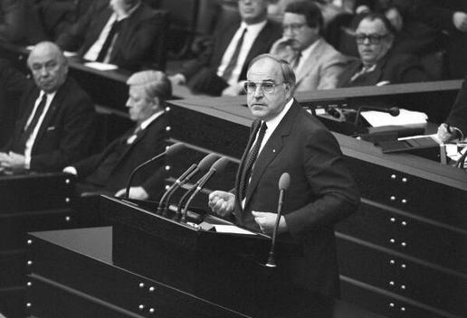 Kohl, Helmut; Schmidt, Helmut; Franke, Egon Liegenschaften in Bonn, Plenargebäude