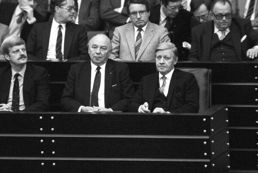 Franke, Egon; Schmidt, Helmut Liegenschaften in Bonn, Plenargebäude